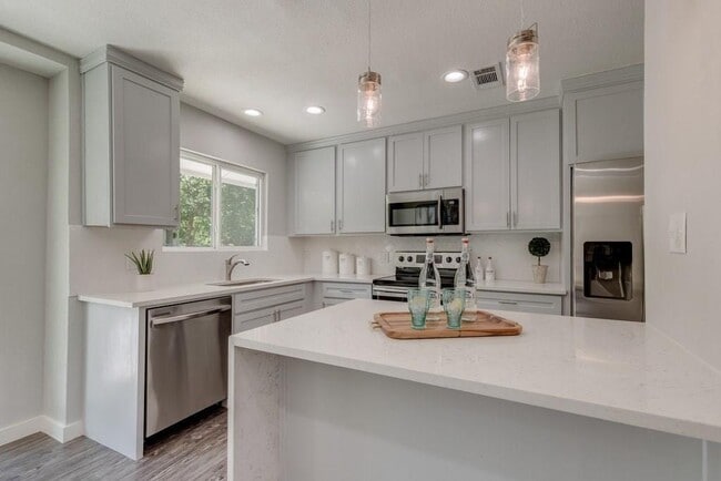 Building Photo - 1512 Luray Dr