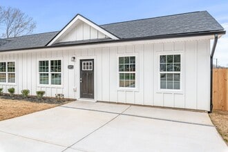Building Photo - Beautiful Two Bedroom Duplex in Gastonia!