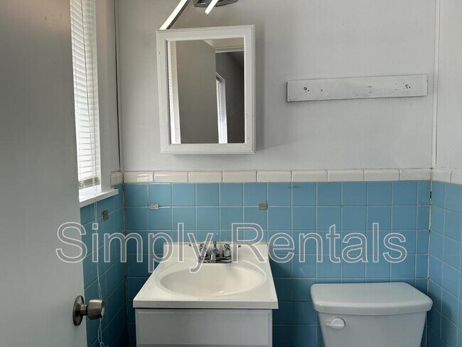 Building Photo - Poplar St 3211