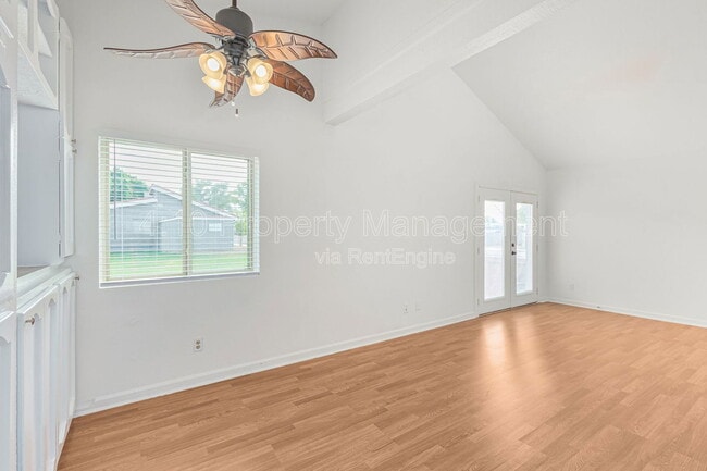 Building Photo - 405 E Linda Ln