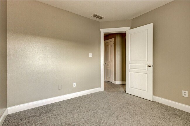 Building Photo - Welcome to this stunning 4-bedroom, 2.5-ba...