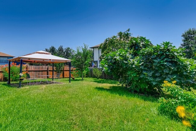 Building Photo - BEAUTIFUL HOME  |  OPEN CONCEPT  |  3 LIVING AREAS  |  FURNISHED OPTION  |  NEAR SCHOOLS & SHOPPING