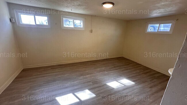 Building Photo - $625 - 1 nonconforming room / 1 bathroom - Apartment in the McCormick Neighborhood