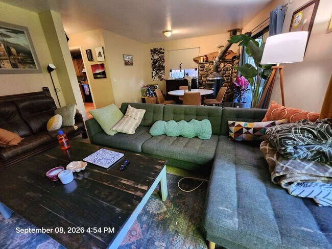 Building Photo - 493 Brassie Ave