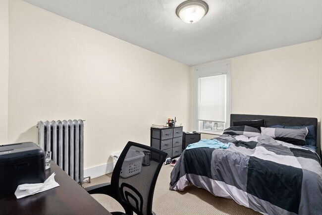 Building Photo - 1.5 BD 1st floor Brighton Center