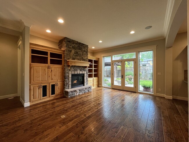 Building Photo - Luxury 5 Bedroom Home with Soaking Tub, Chef’s Kitchen & Expansive Primary Suite