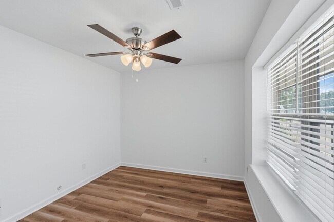 Building Photo - 1713-1715-1715 Louise Cir