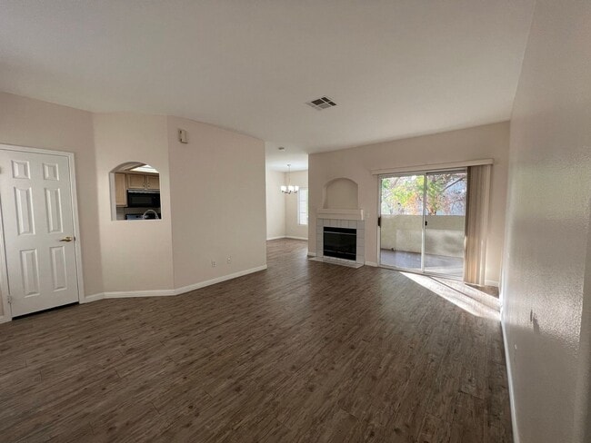 Building Photo - BEAUTIFUL UPGRADED CONDO/MANY AMENITIES - 3 BED, 2 BATH