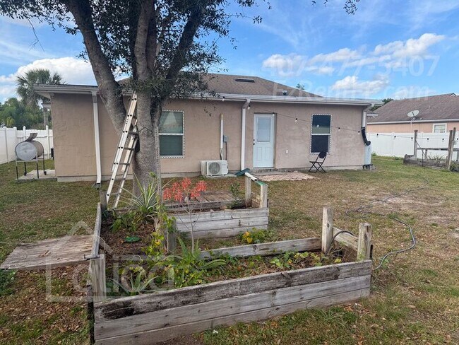 Building Photo - 1143 Madura Dr