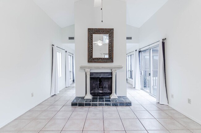 Building Photo - 2BD/2BA Condo located in Perkins Gardens