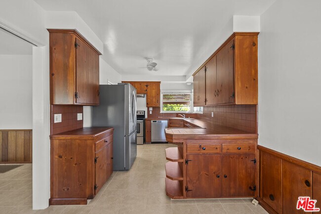 Building Photo - 100 E Kenneth Rd