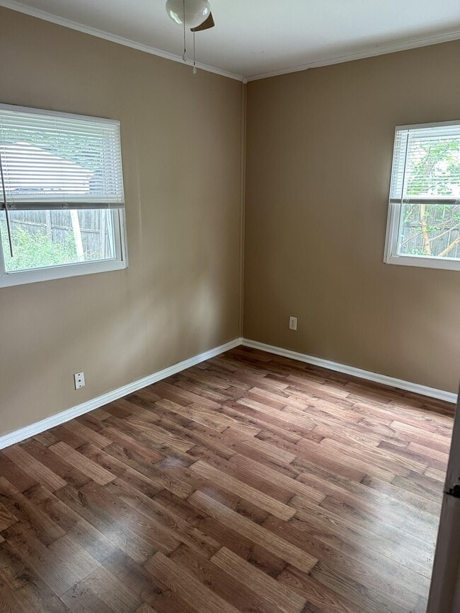 Building Photo - 937 Meadow Ln