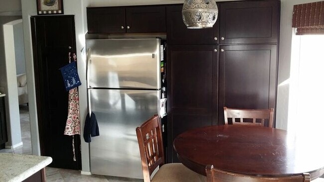 Building Photo - Stunning 3 bedroom, 2.5 bathroom Gold Cour...