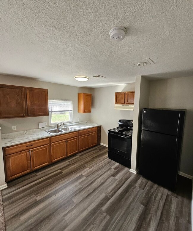 Building Photo - Modern Makeover in KCMO — Renovated, Pet-F...