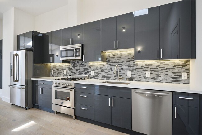 Primary Photo - 2734 20th St