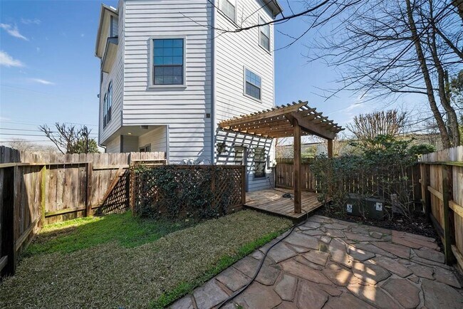 Building Photo - 835 Garden Oaks Trce