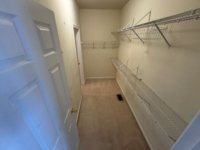 Building Photo - Stunning 4 Bed 3.5 Bath Brick Townhome In ...