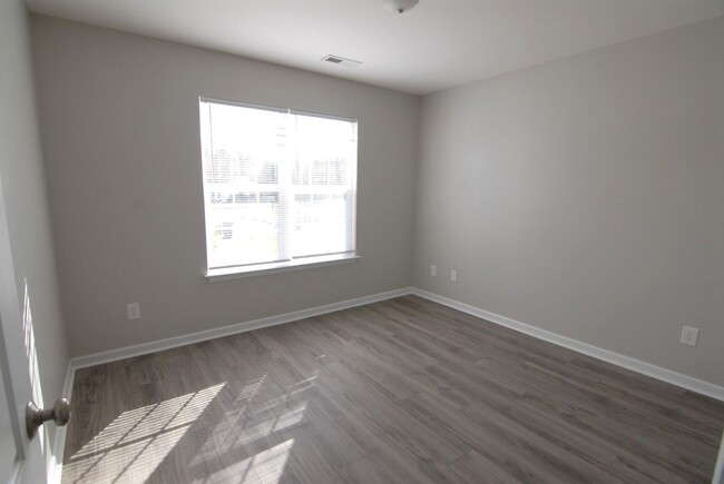 Building Photo - Immaculate maintained 3 bedroom 2 bathroom...
