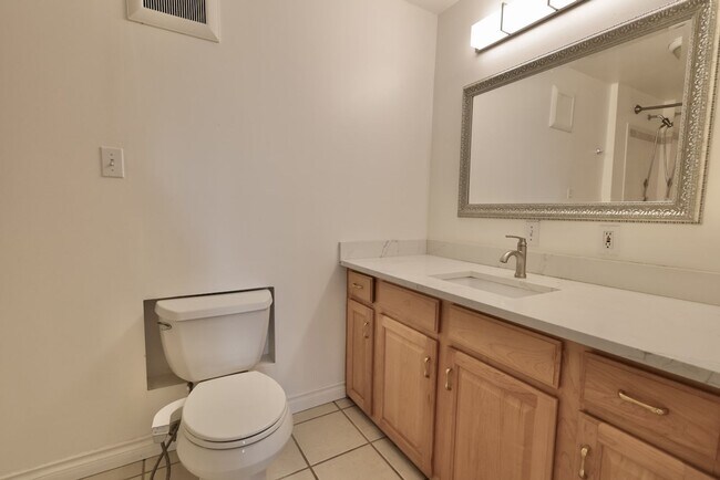 Building Photo - 2BR/2BA Downstairs Duplex with Parking and W/D