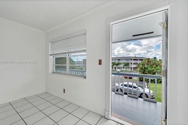 Building Photo - 751 Pine Dr