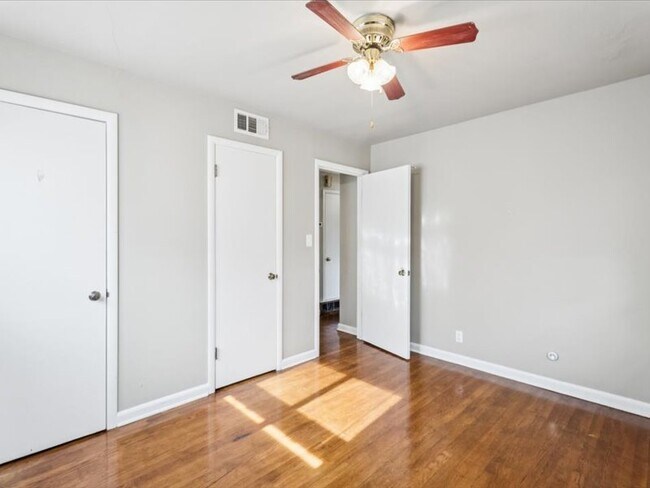 Building Photo - 2607 S Maplewood Ave