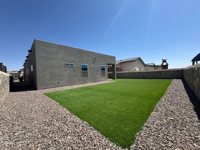 Building Photo - 13852 Paseo Alegre Ave