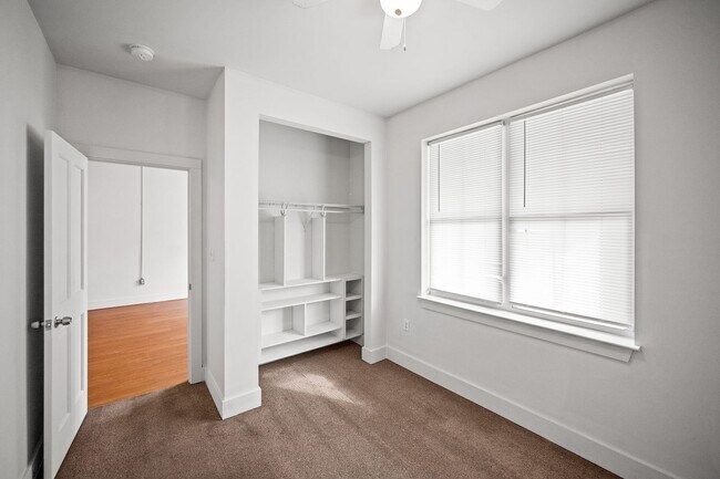 Building Photo - 635 E Azalea Ave