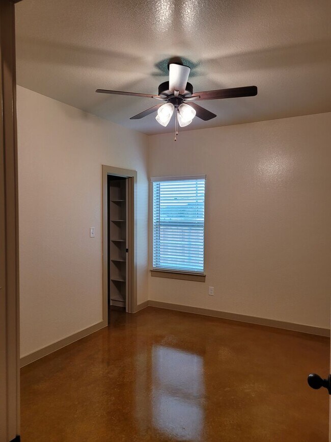 Building Photo - 1909-B Caspian Trail - Move in Ready!