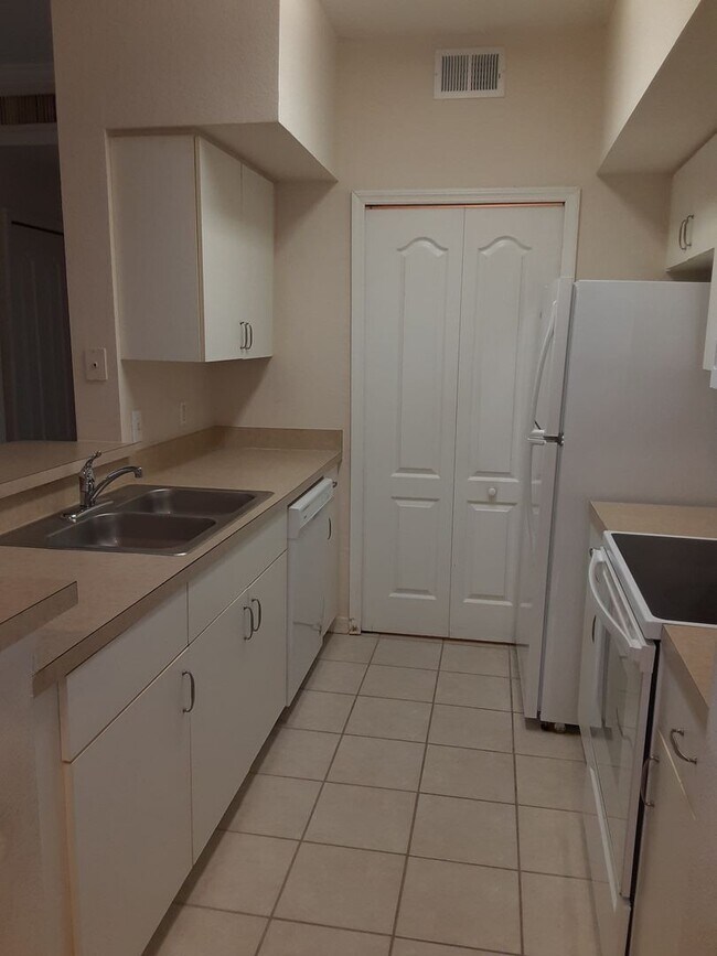 Building Photo - Annual unfurnished 2/2 condo in luxury development near Legacy Trail and Siesta Key.