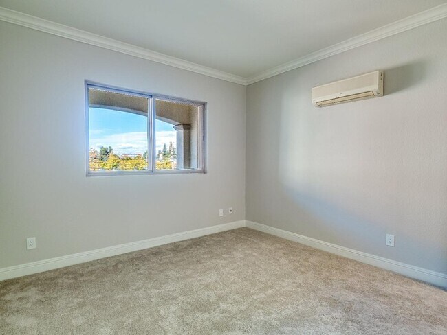 Building Photo - Upgraded 1BR Condo with Balcony & In-Unit Laundry in Downtown Gilroy