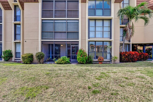 Building Photo - 5390 Woodland Lakes Dr