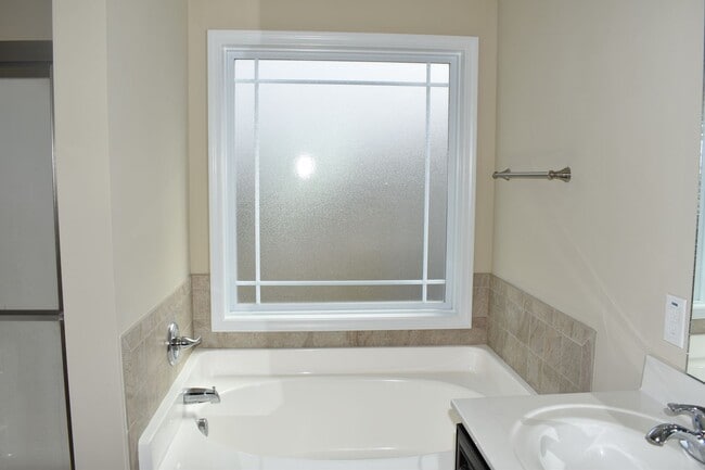 Building Photo - 3 bed 2.5 Bath Minutes from Lillington