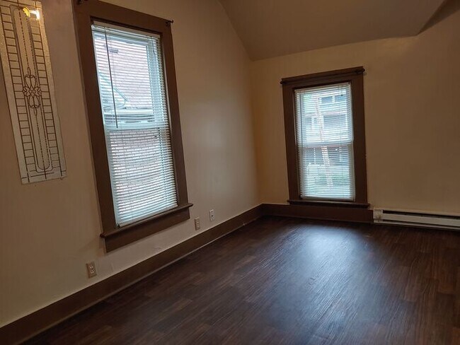 Building Photo - 824 Huestis Ave