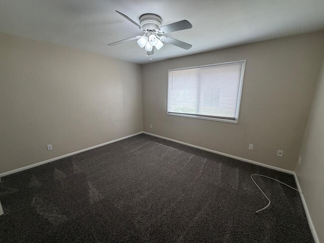 Building Photo - 1609 E Ellis Dr