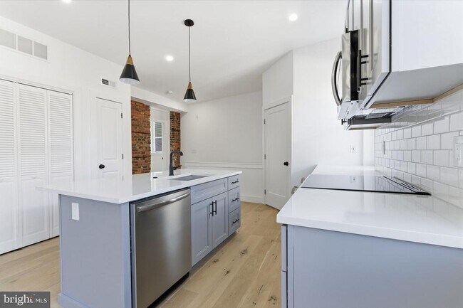 Building Photo - 2724 E Somerset St