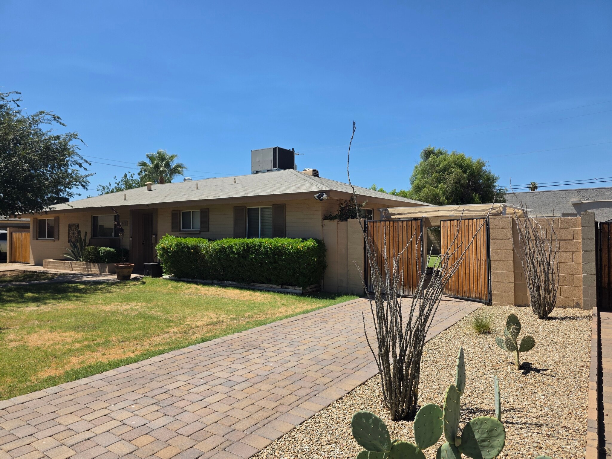 Building Photo - 1610 E Palo Verde Dr