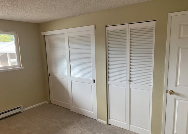 Building Photo - Updated Bellevue Condo with Reserved Parki...