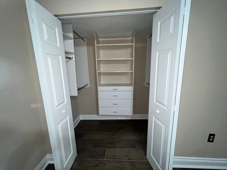 Master walk-in closet - 1551 1st St S