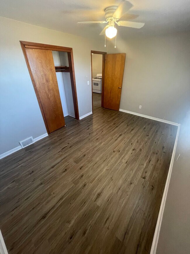Building Photo - 2 Bedroom Apartment with Off Street Parking in McCandless!