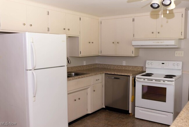 Building Photo - 1330 James Cir