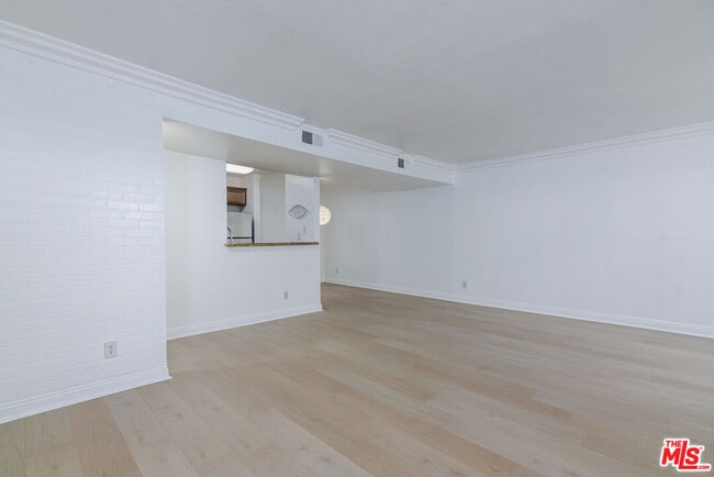 Building Photo - 355 N Maple St