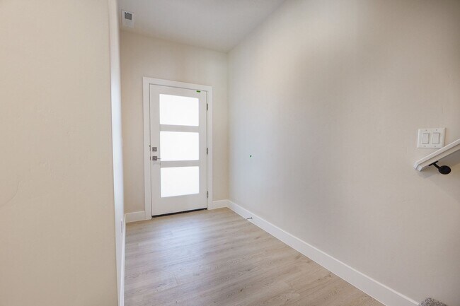 Building Photo - Crimson Park Town Home.