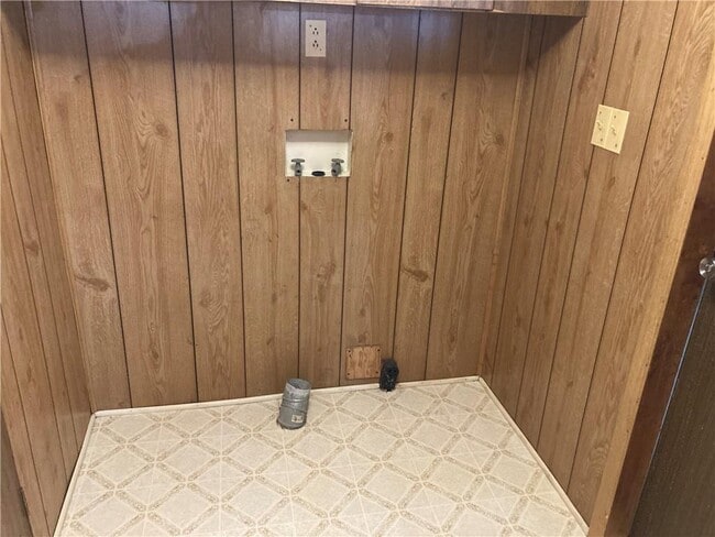 Building Photo - 2 Maple Leaf Dr