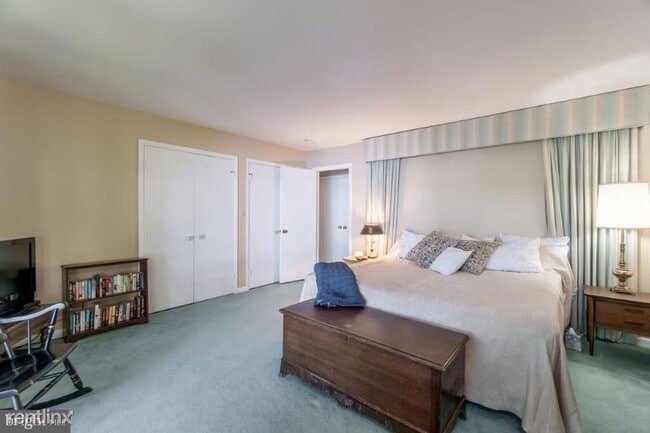 Building Photo - 5 br, 4.5 bath House - 110 Castle Hill Ct