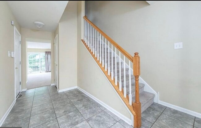 Building Photo - 127 Acorn Dr