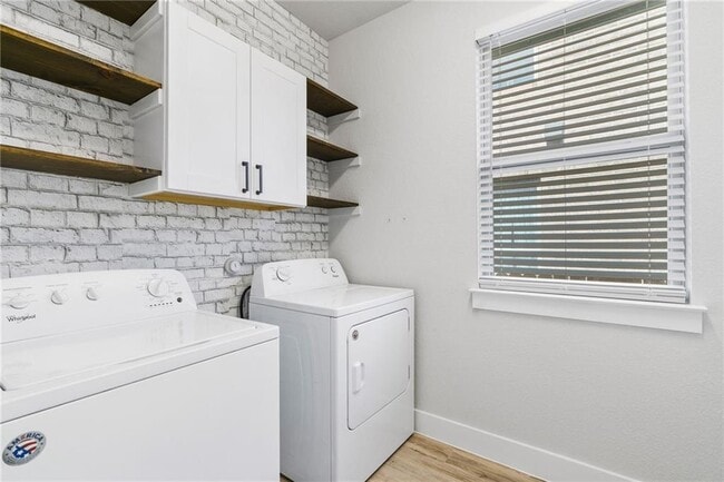 Building Photo - 941 Del Raphael Dr