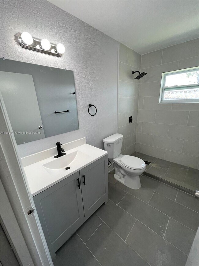 Building Photo - 2560 Riverland Dr