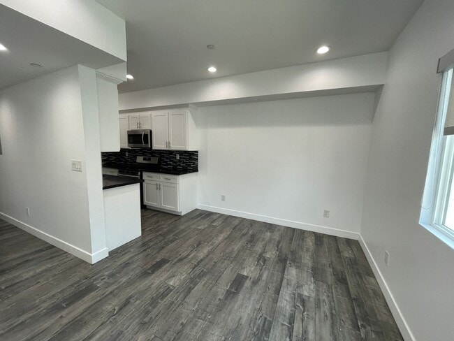 Building Photo - 626 W 76th St