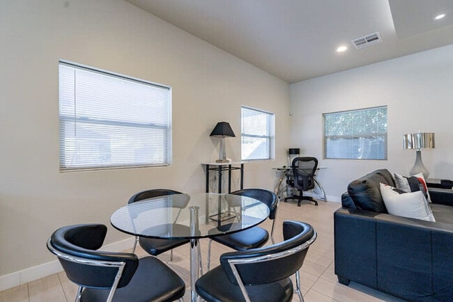 Building Photo - PHX Retreat  2 Bedroom 2 Bath Home in Hist...