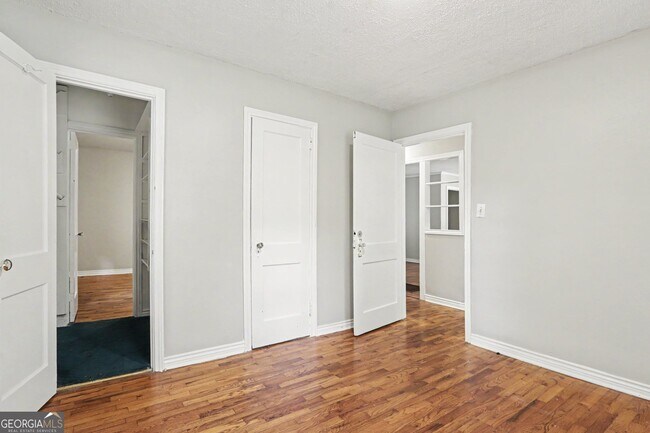 Building Photo - 3743 Poplar Dr